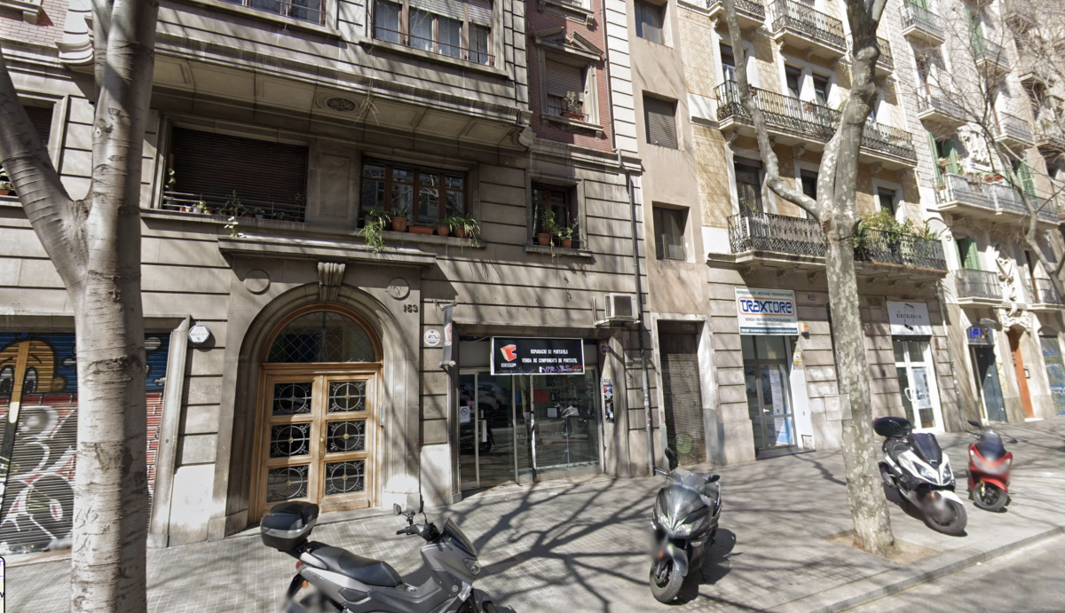 Los edificios más estrechos (y más curiosos) de Barcelona: dónde están y cómo se viven