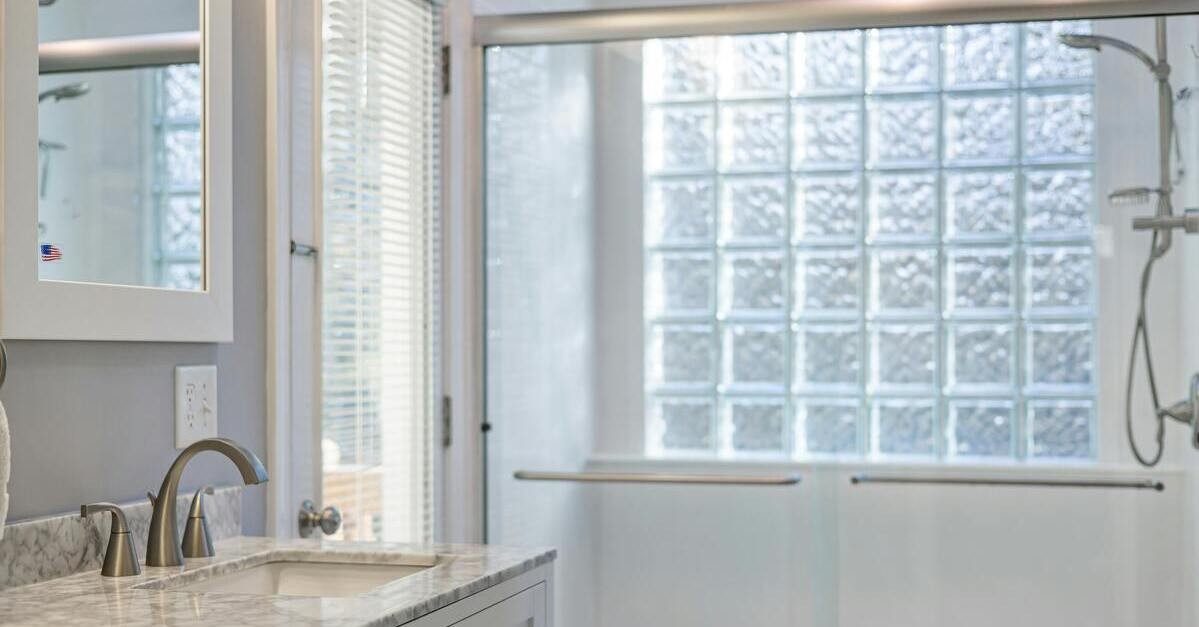 Una finestra in vetrocemento per far passare la luce e mantenere la privacy