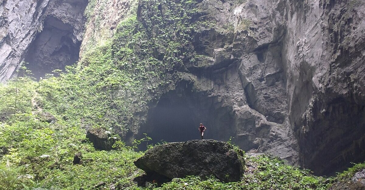 La grandezza della grotta Son Doong vista da fuori