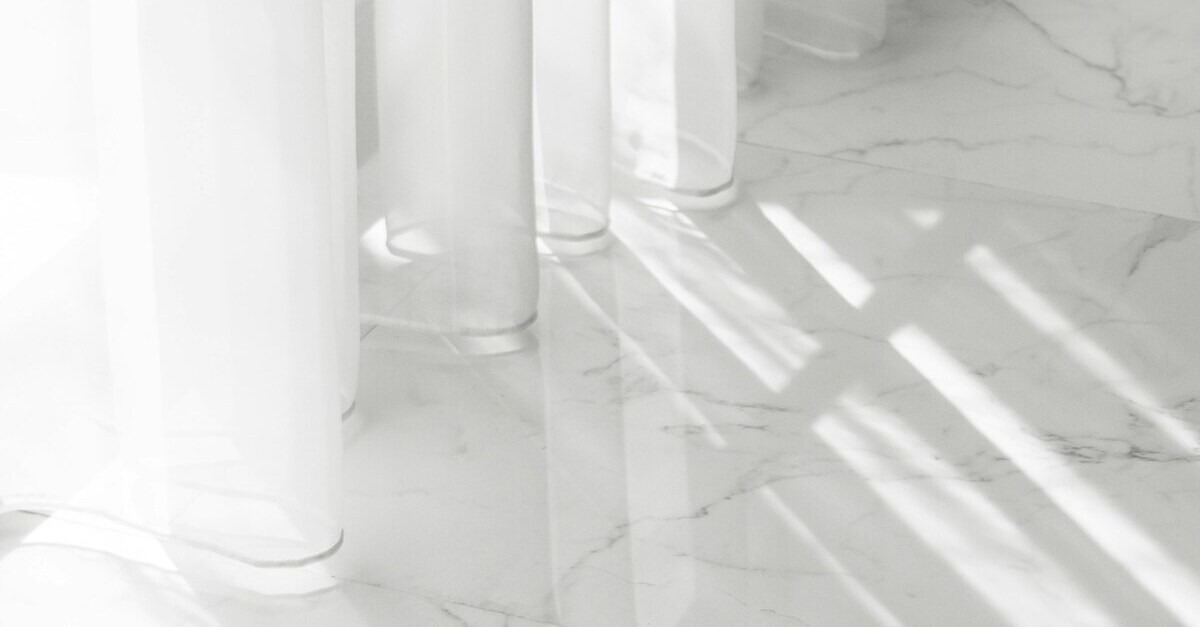 La brillantezza e l'eleganza di un pavimento in gres effetto marmo