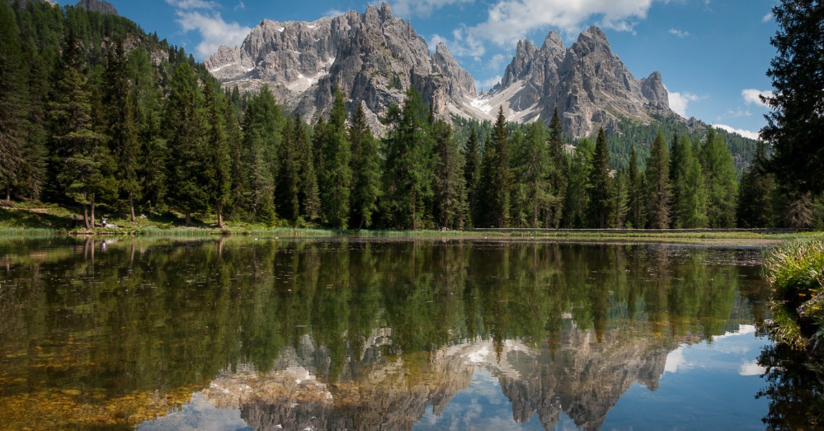 Il lago Antorno sulle cui acque di dpecchiano le Tre Cime di Lavaredo