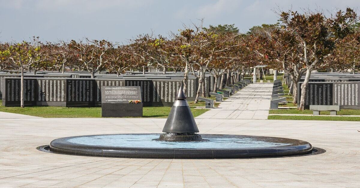 Uno dei memoriali presenti ad Okinawa Uno dei memoriali presenti ad Okinawa