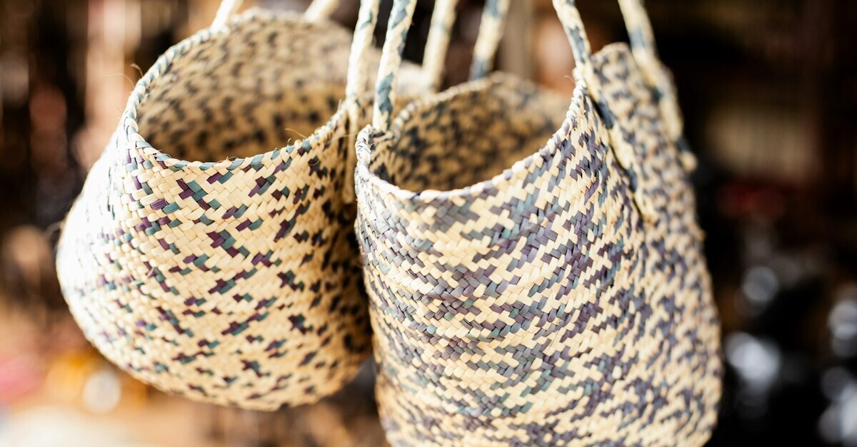 La rafia é perfetta per creare accessori come cappelli e borse