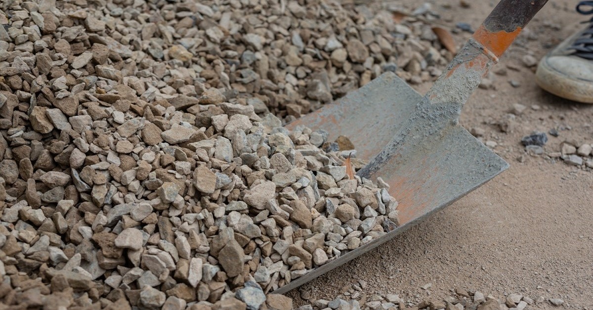 Il nucleo interno della muratura a sacco è composto da materiali di recupero come pietre irregolari, ghiaia e terra