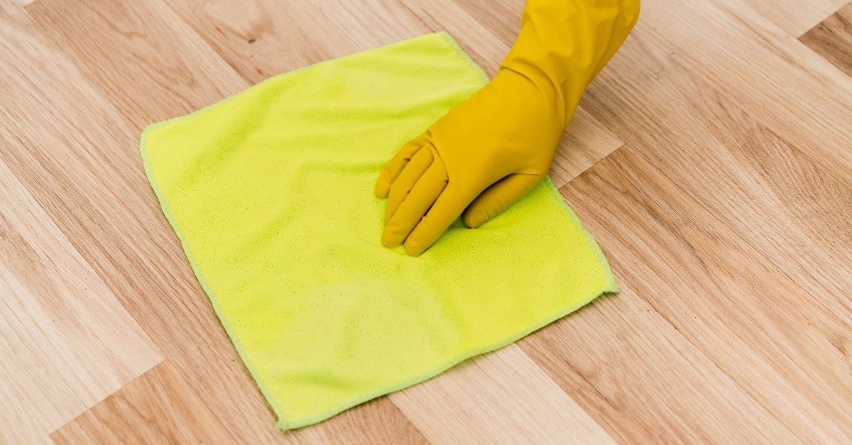 Si raccomanda di usare un panno morbido o in microfibra per applicare gli oli di manutenzione del parquet