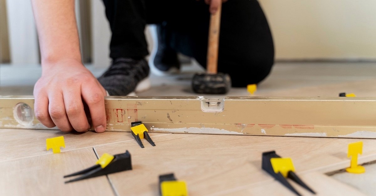 Se si interviene sul massetto originale è necessario affidarsi a un professionista che livelli la superficie con precisione Se si interviene sul massetto originale è necessario affidarsi a un professionista che livelli la superficie con precisione