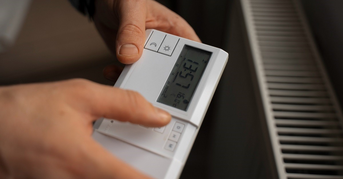 La centralina dell'impianto decide quale tegnologia usare in base a temperatura esterna, costi energetici e temperatura interna desiderata