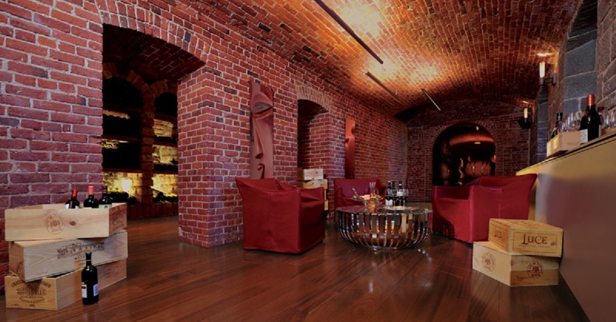 Il pavimento di un'enoteca rivestito di legno doussiè