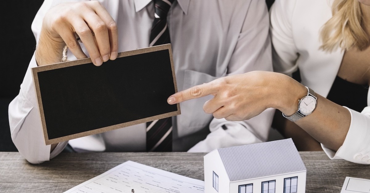 Agente immobiliare che gestisce vendita