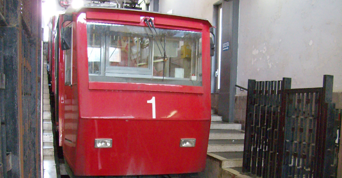 Un vagone della funicolare di Genova