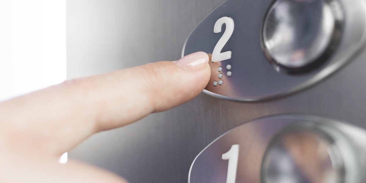 I negozi pagano l'illuminazione e la pulizia delle scale condominiali? Ascensore condominiale