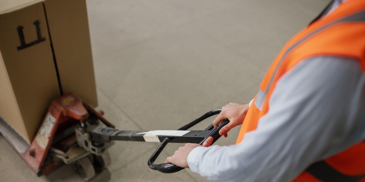 Addetto allo spostamento di carichi