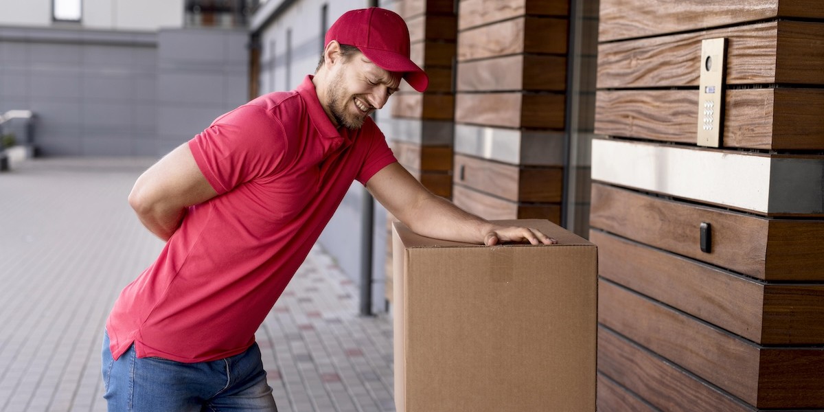 Addetto allo spostamento di carichi con male di schiena