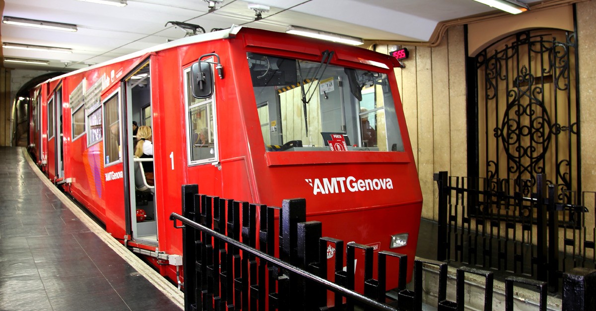 Un vagone della funicolare di Genova