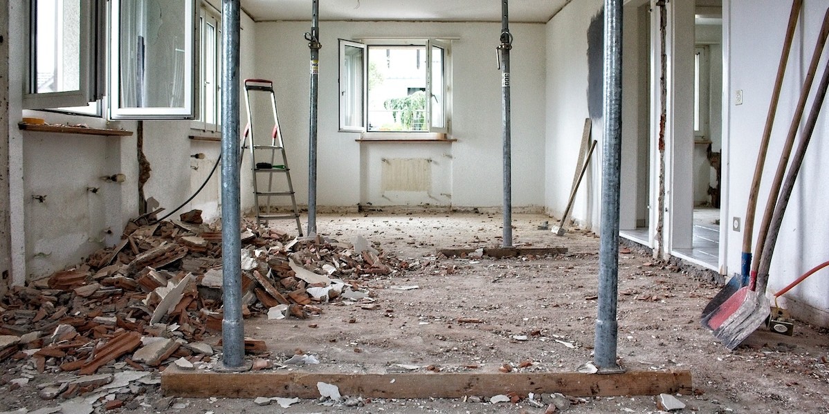 Demolizione fabbricati: come avviene, con quali regole e quanto costa Operazione di demolizione di un fabbricato dopo aver effettuato lavori di rafforzamento e di puntellamento per evitare crolli improvvisi