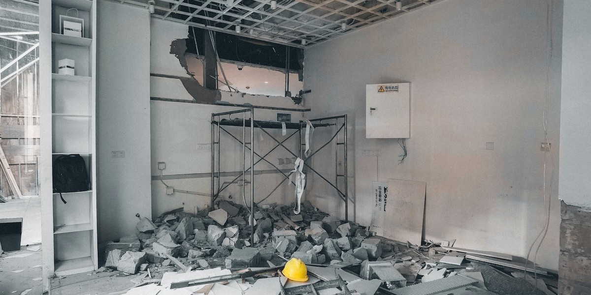 Demolizione fabbricati: come avviene, con quali regole e quanto costa Demolizione con utilizzo di impalcatura