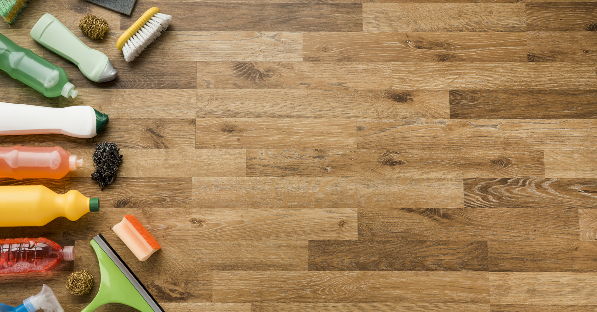 un pavimento in legno con diversi utensili