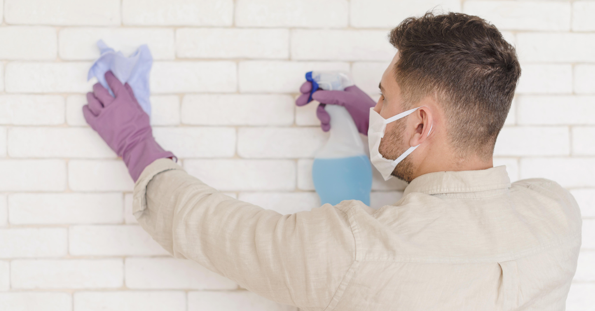 un uomo pulisce una parete