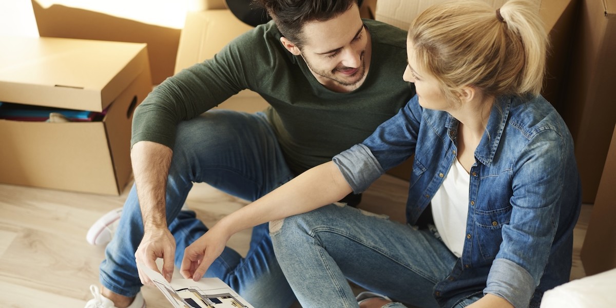 Coppia alle prese con i lavori nella nuova casa