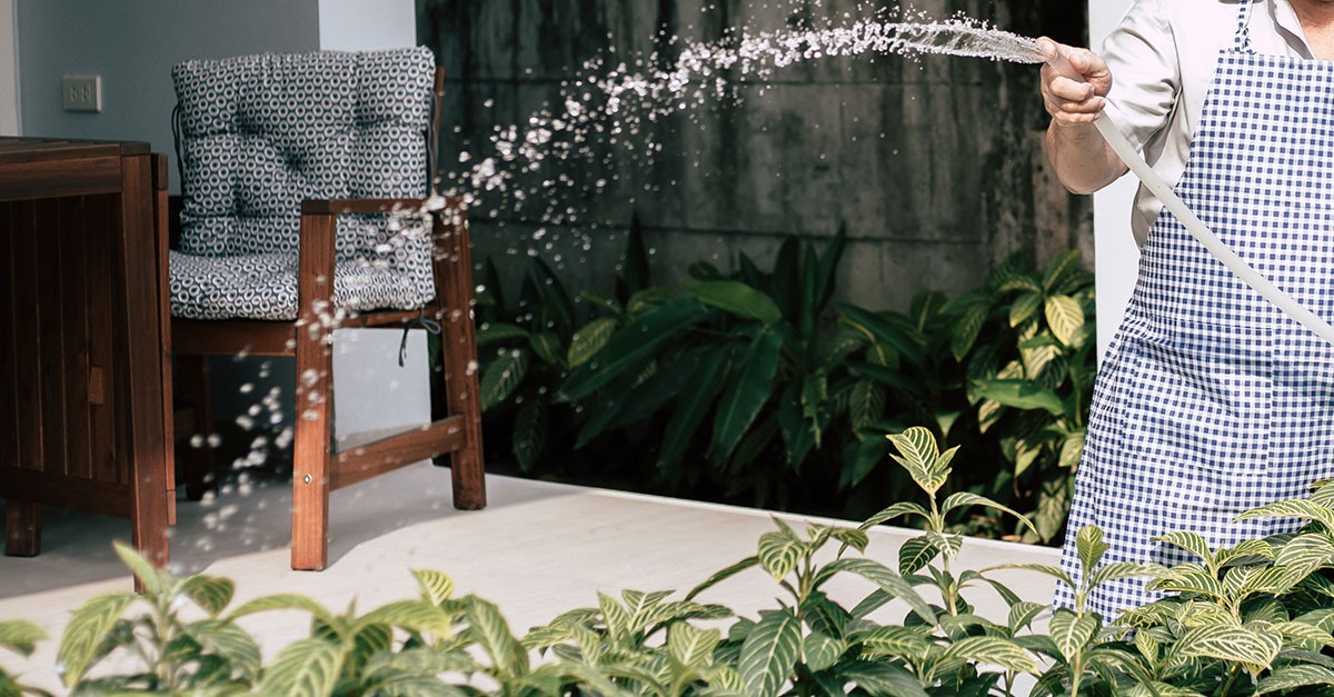 Gettare acqua dal balcone