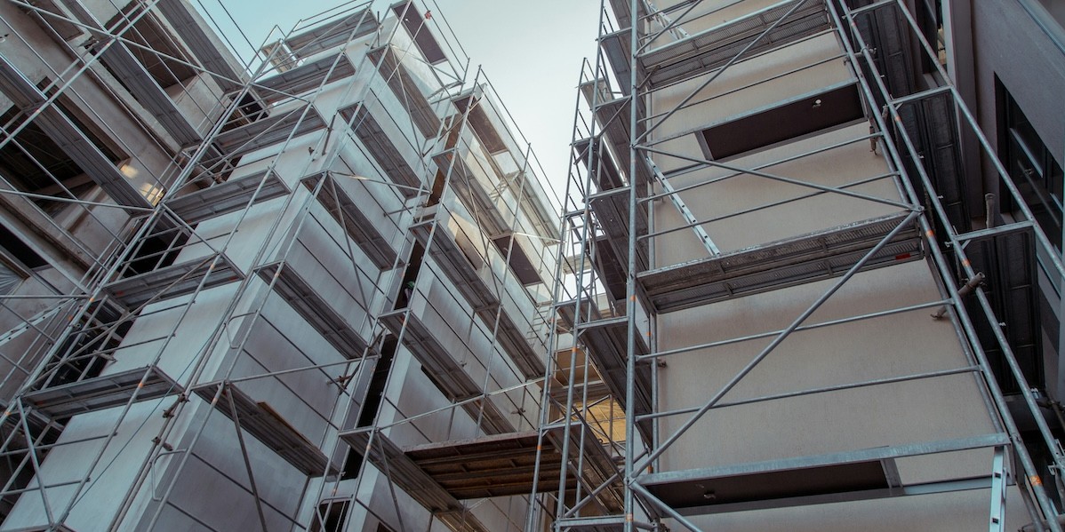 Qual è il costo di un ponteggio o di un'impalcatura al mq nel 2025? Impalcatura montata su un edificio in ristrutturazione