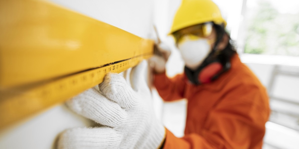 Operaio alle prese con l'installazione di pannelli isolanti 