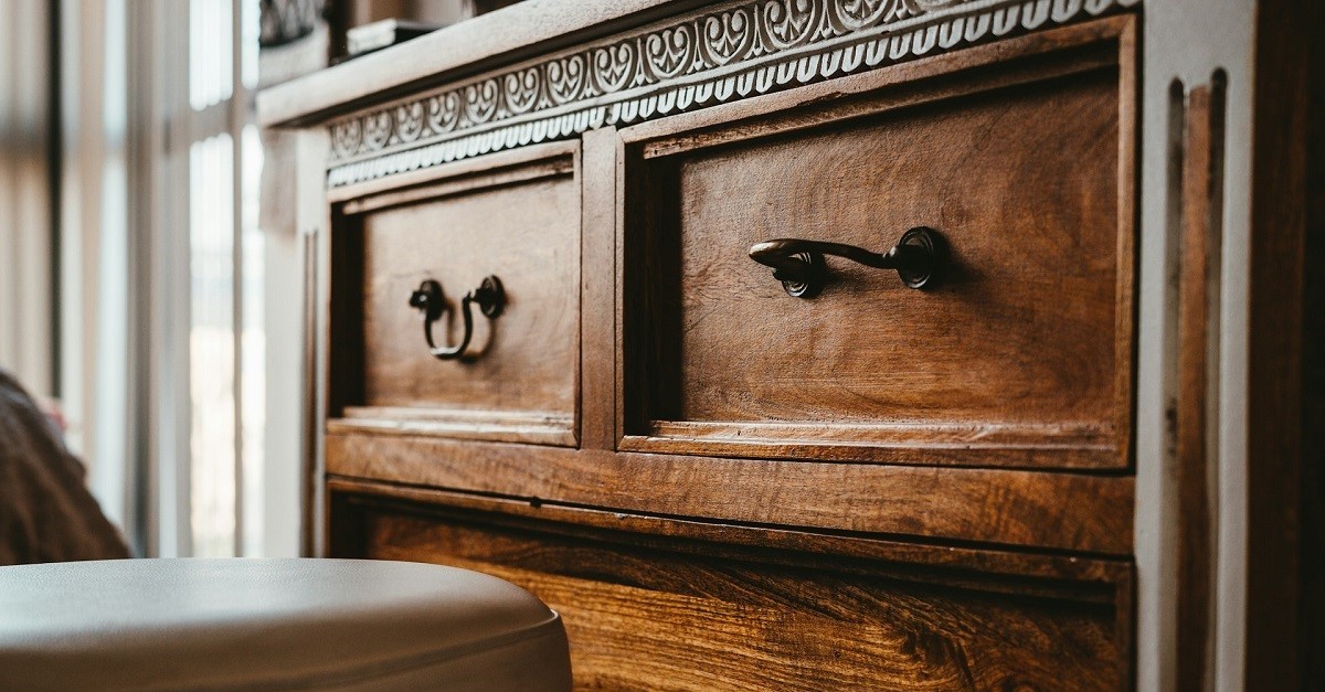 Il restauro di un mobile impiallacciato è più complesso di una semplice verniciatura