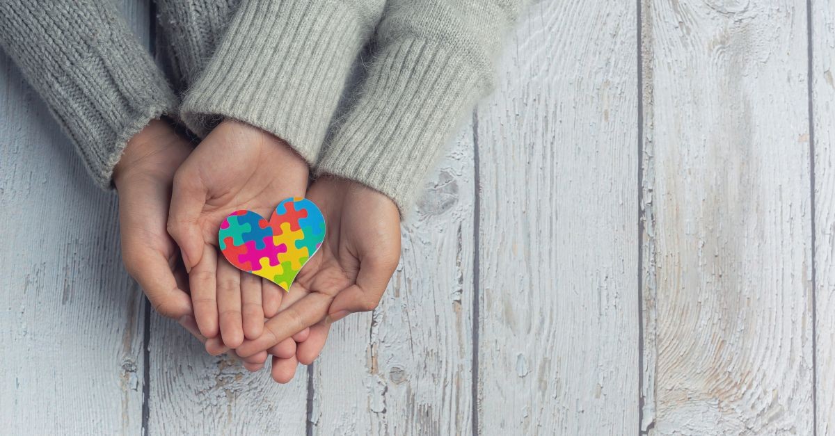 mani che reggono un cuore