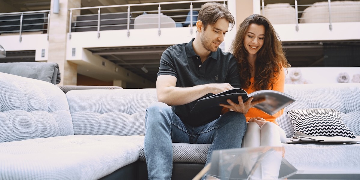 Coppia alle prese con l'acquisto di nuovi mobili