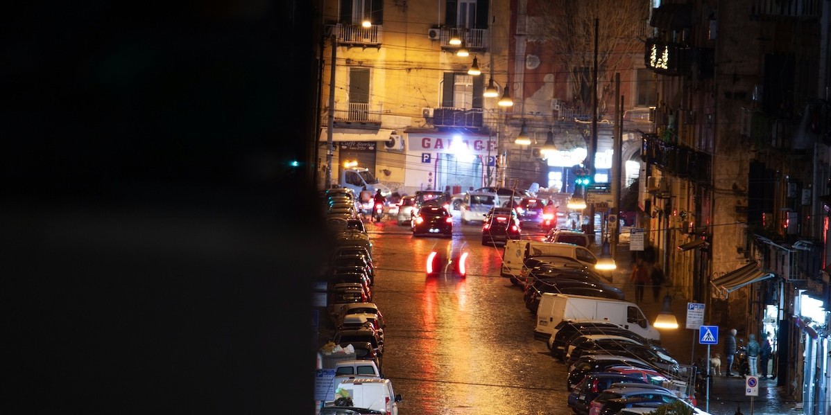 Veduta di una strada della movida di notte