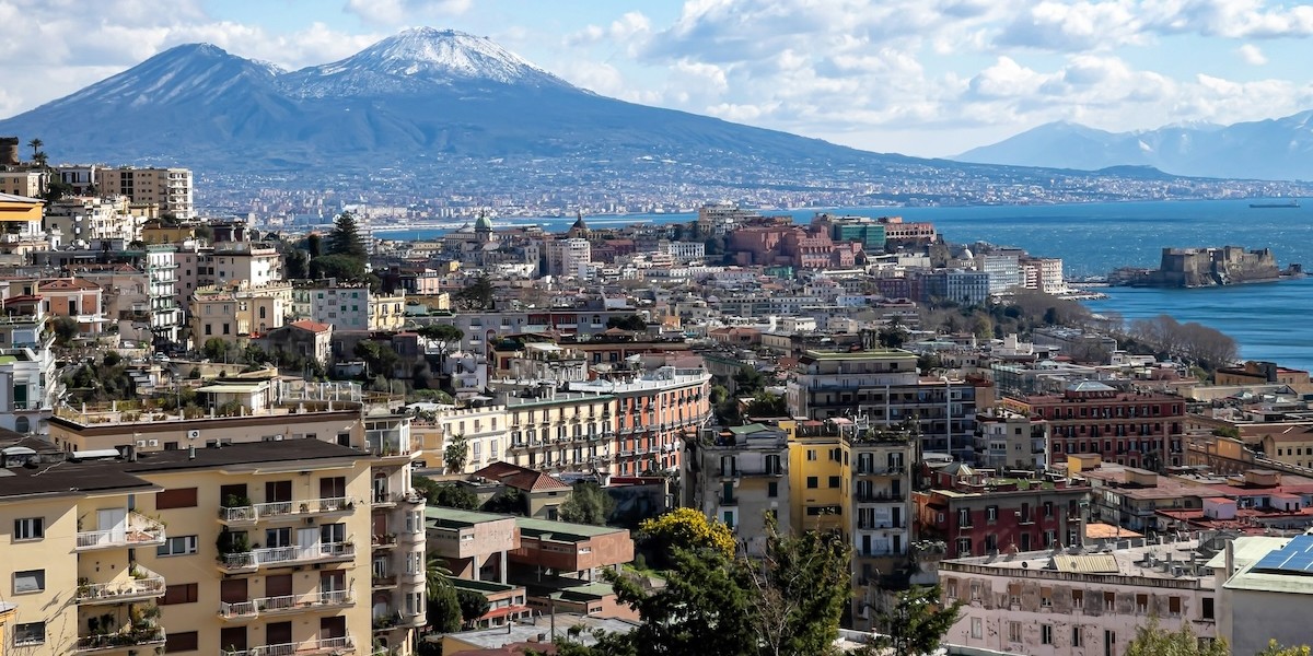 Veduta della città di Napoli con il Vesuvio