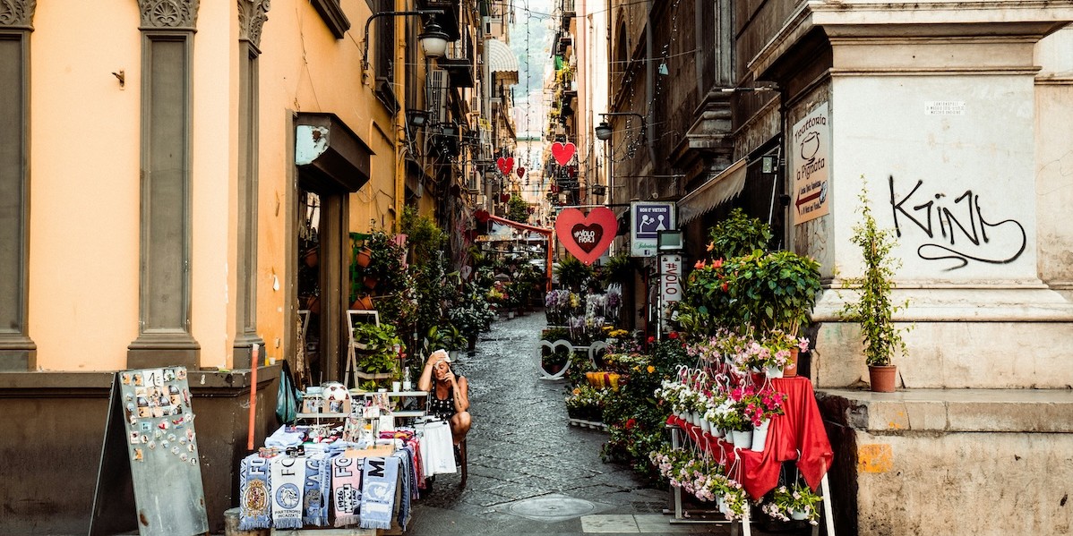 Comune di Napoli, arriva l'ordinanza anti movida: ecco orari e divieti