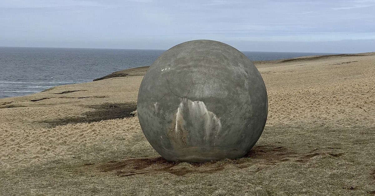 Il monumento Orbis et Globus, che dal 2017 segna il passaggio del Circolo Polare Artico dall'Isola di Grímsey