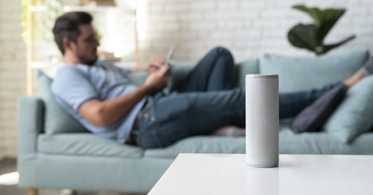 persona che ascolta musica da speaker