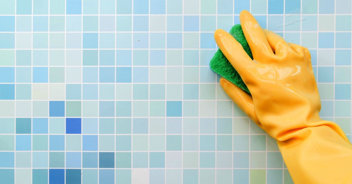 persona che pulisce piastrelle bagno