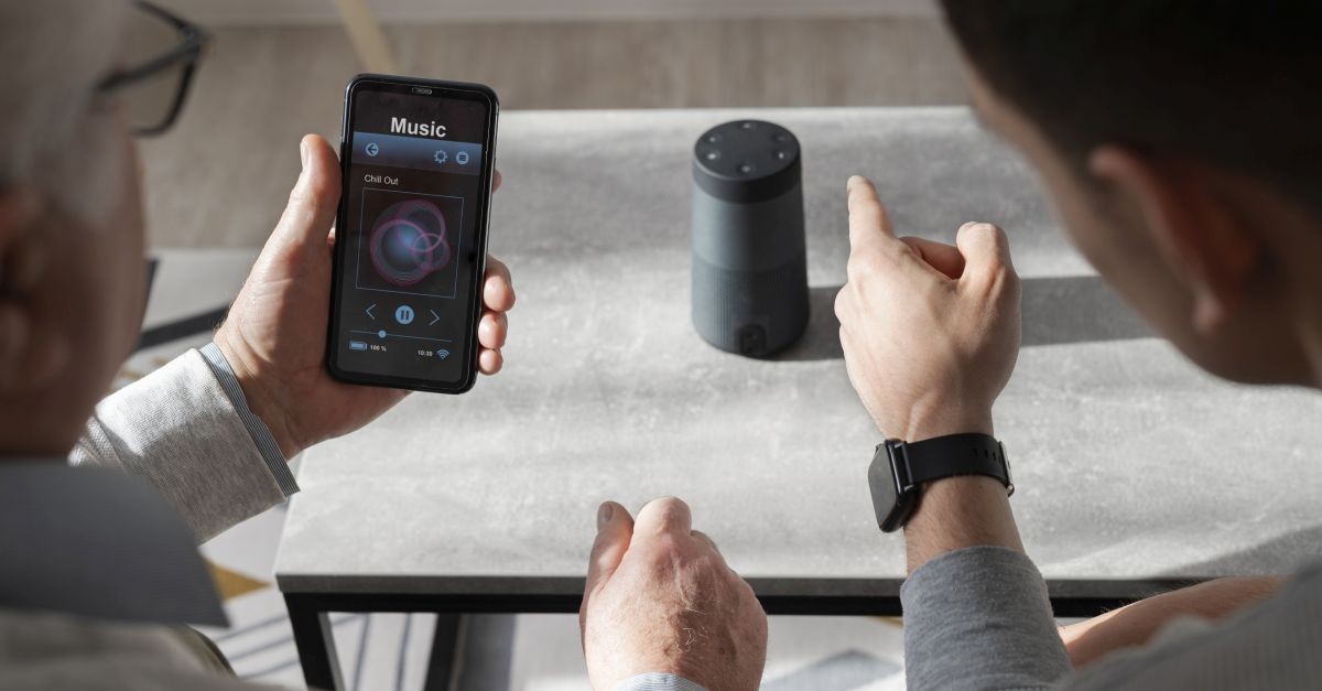 persone che settano dispositivo audio