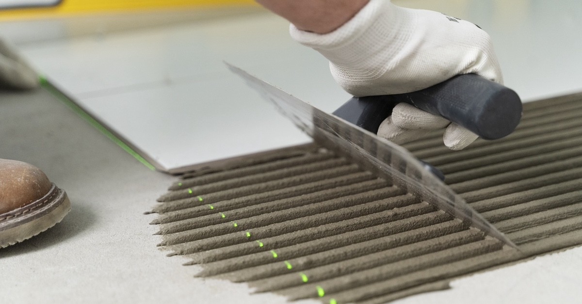 piastrellista che lavora alla ristrutturazione di un appartamento