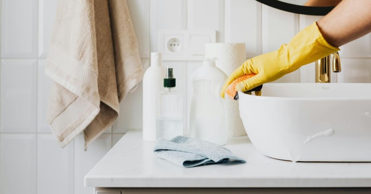 pulizia lavandino bagno