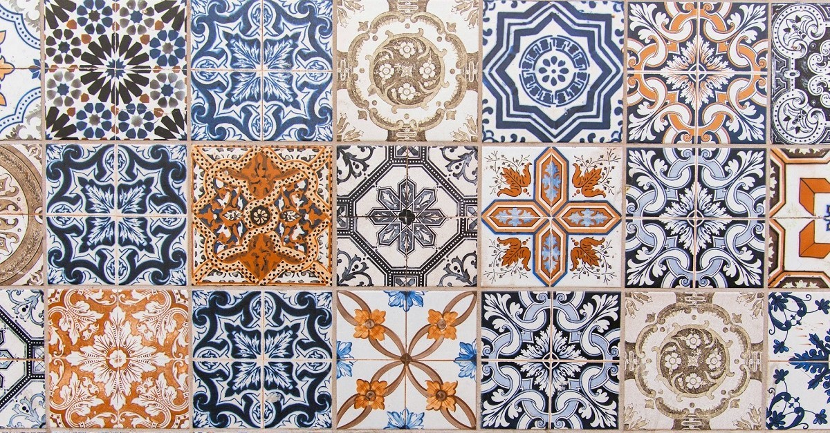 L'impiego di maioliche colorate si presta a una grande varietà di stili