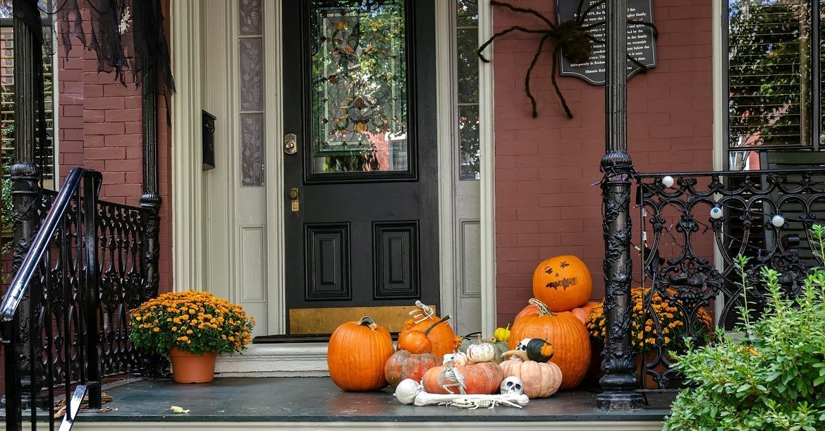 L'ingresso di un'abitazione con varie decorazioni a tema Halloween