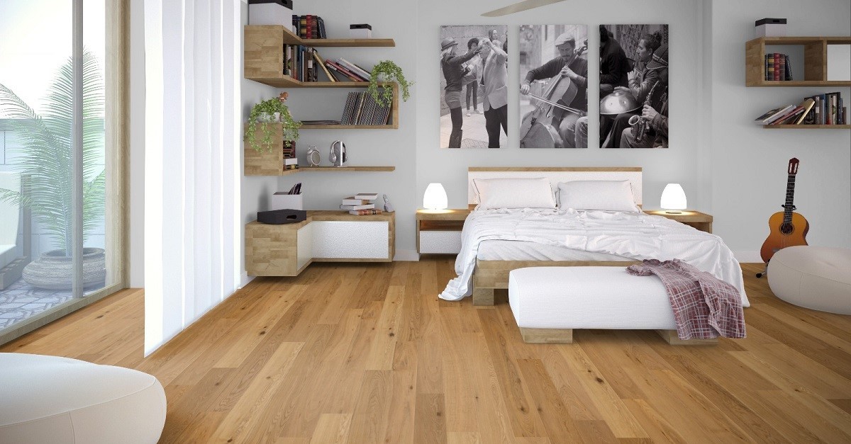 Una camera da letto con parquet oliato