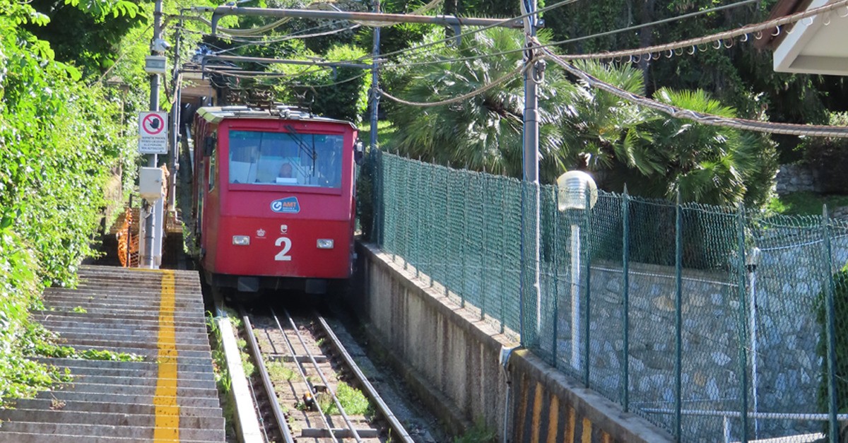 Un vagone della funicolare di Genova