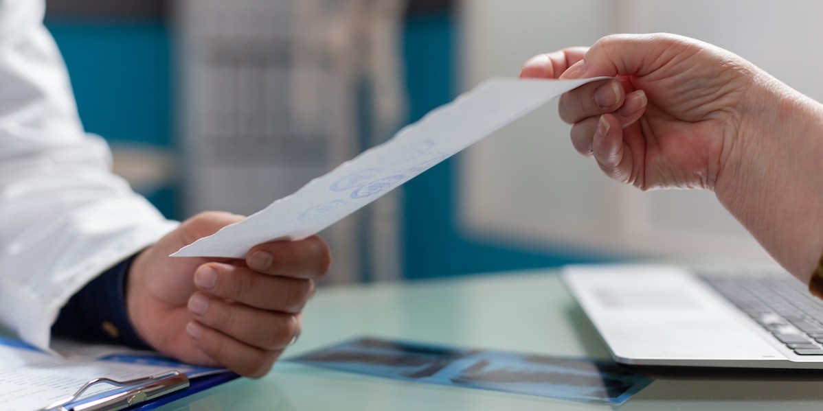 Medico controlla l'esenzione del ticket del paziente