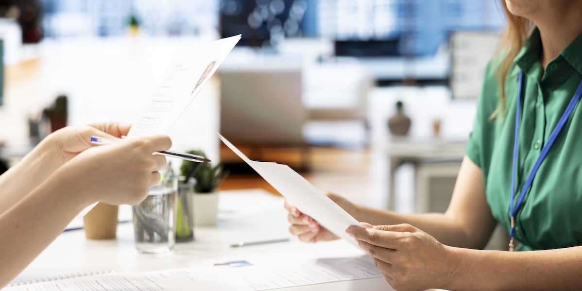 Medico controlla l'esenzione del ticket del paziente