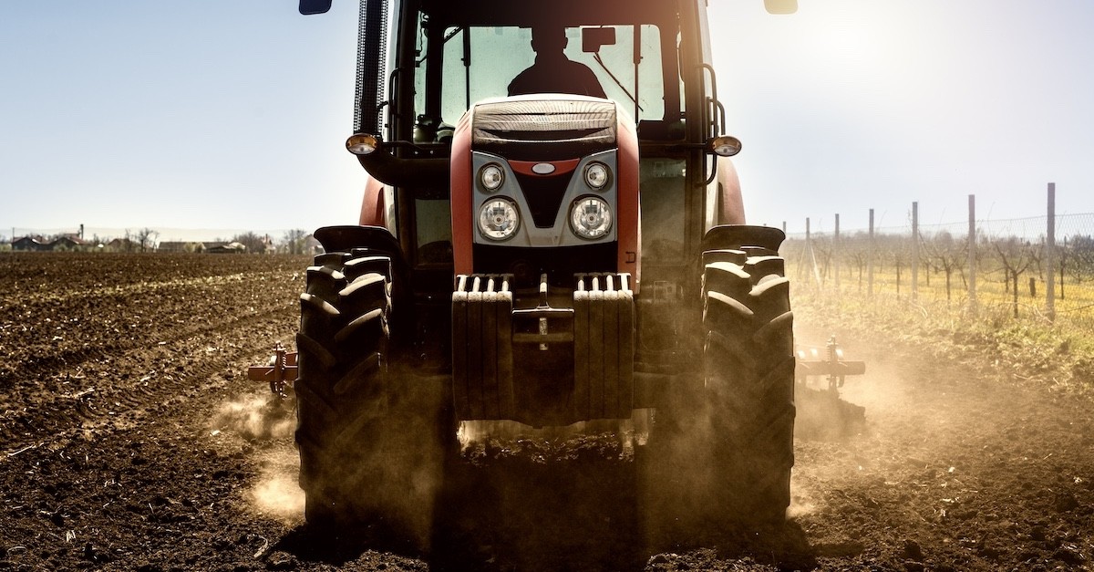 Trattore che lavora nei campi