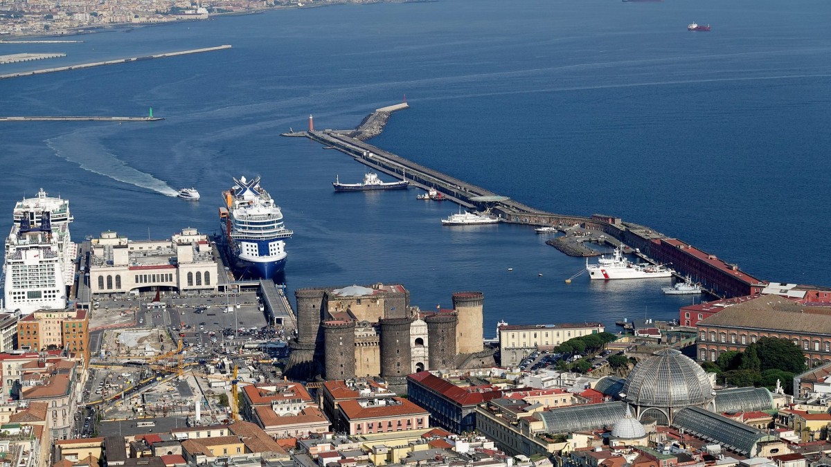 cosa vedere dal porto di napoli a piedi