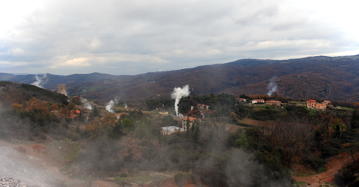 una valle con soffioni boraciferi
