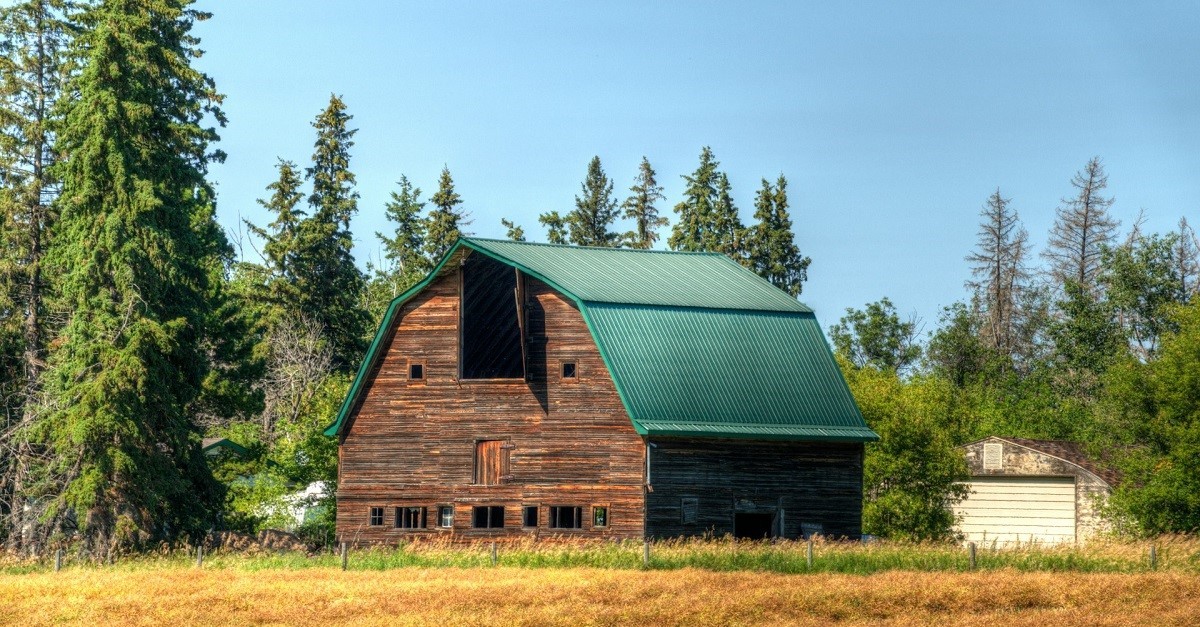 Un grande fienile in legno