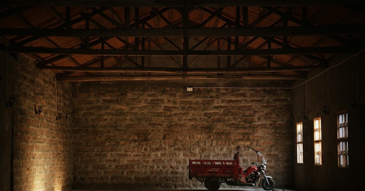 L'interno di un fienile con travi a vista