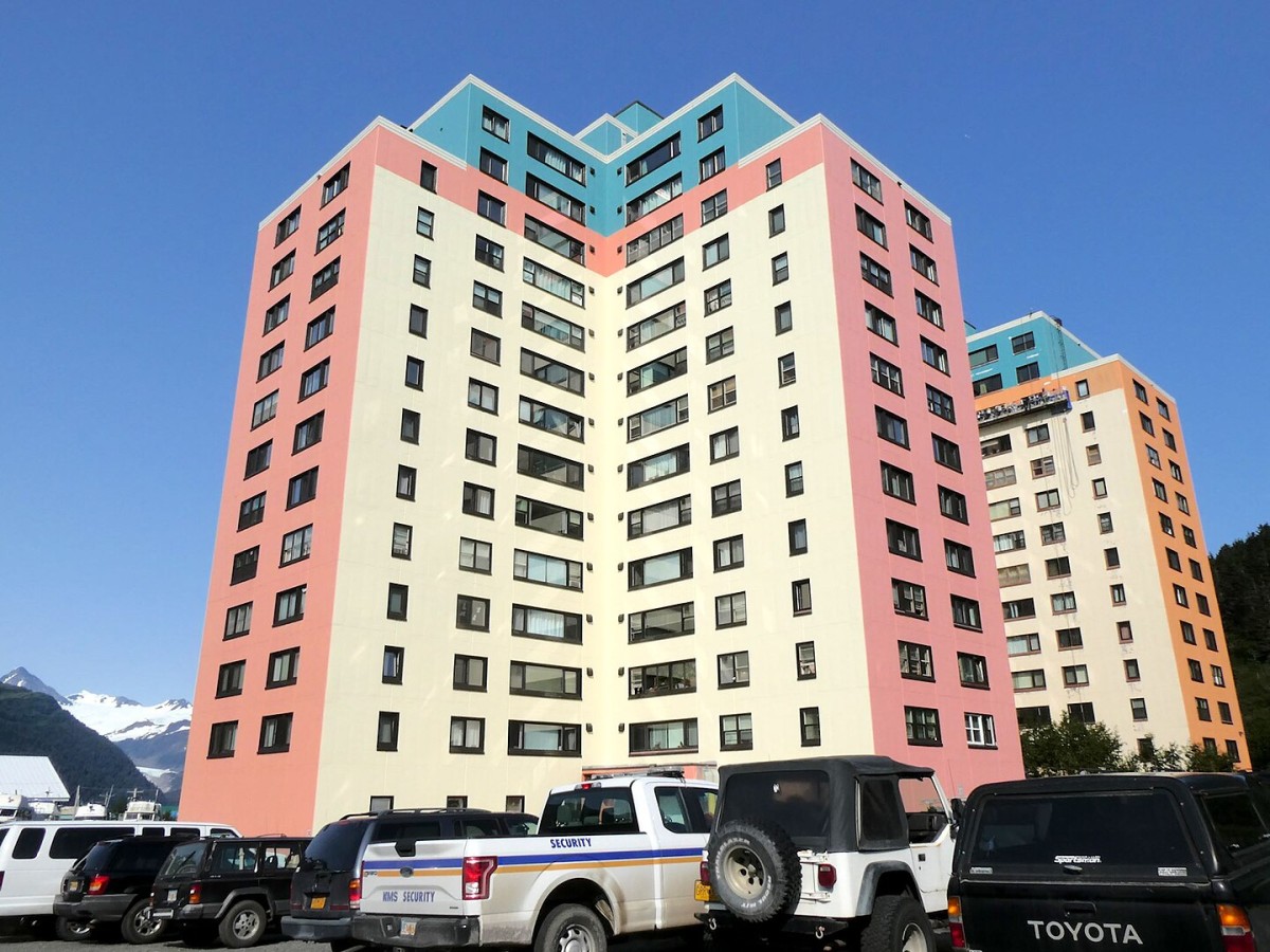 Begich Towers es el único edificio habitado de Whittier, donde habitan todos los habitantes del pueblo.